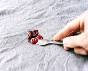ساده ترین روش برای پاک کردن لکه میوه از روی لباس